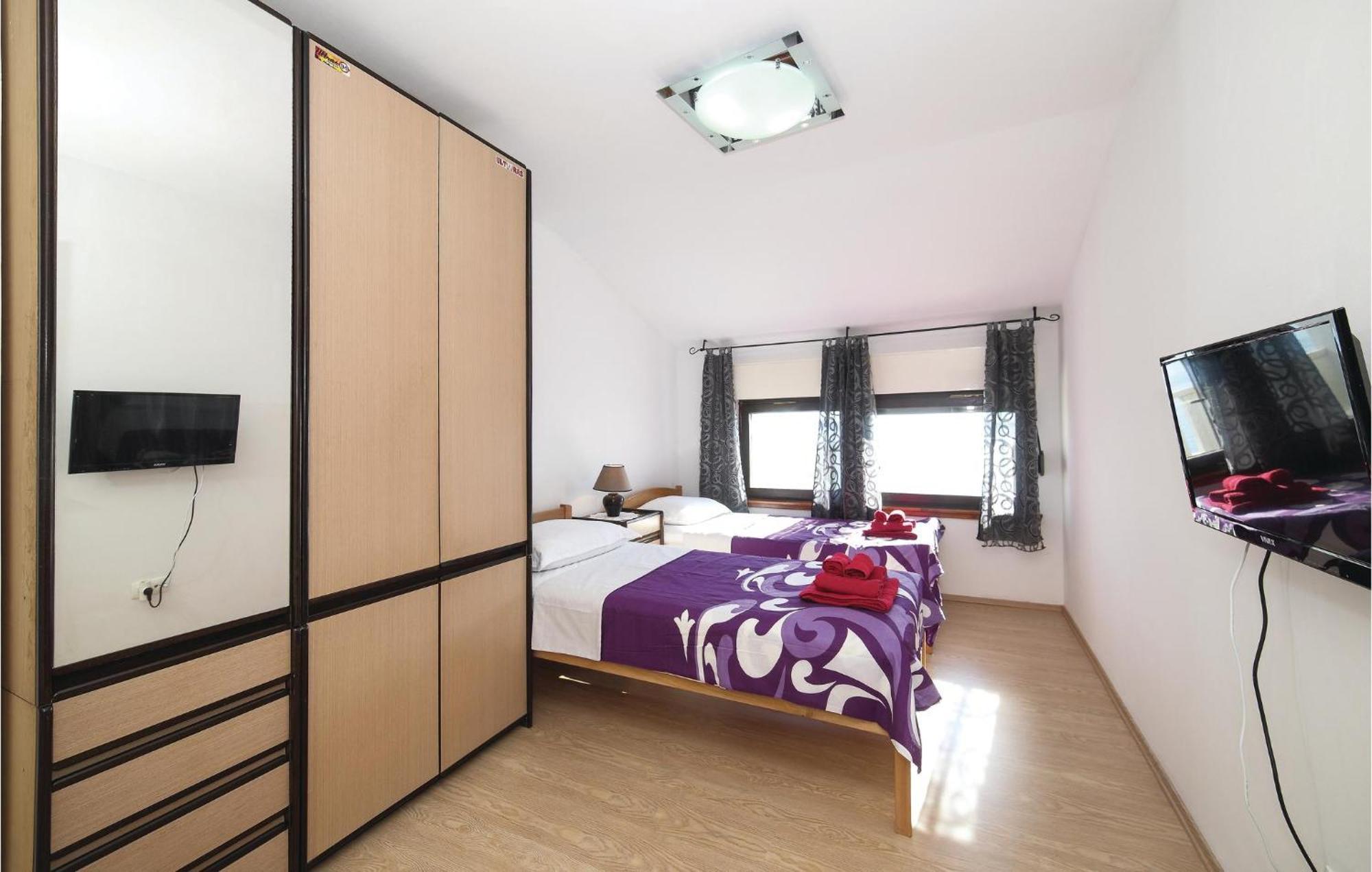 3 Bedroom Cozy Apartment In Kastel Kambelovac Kaštela Екстериор снимка