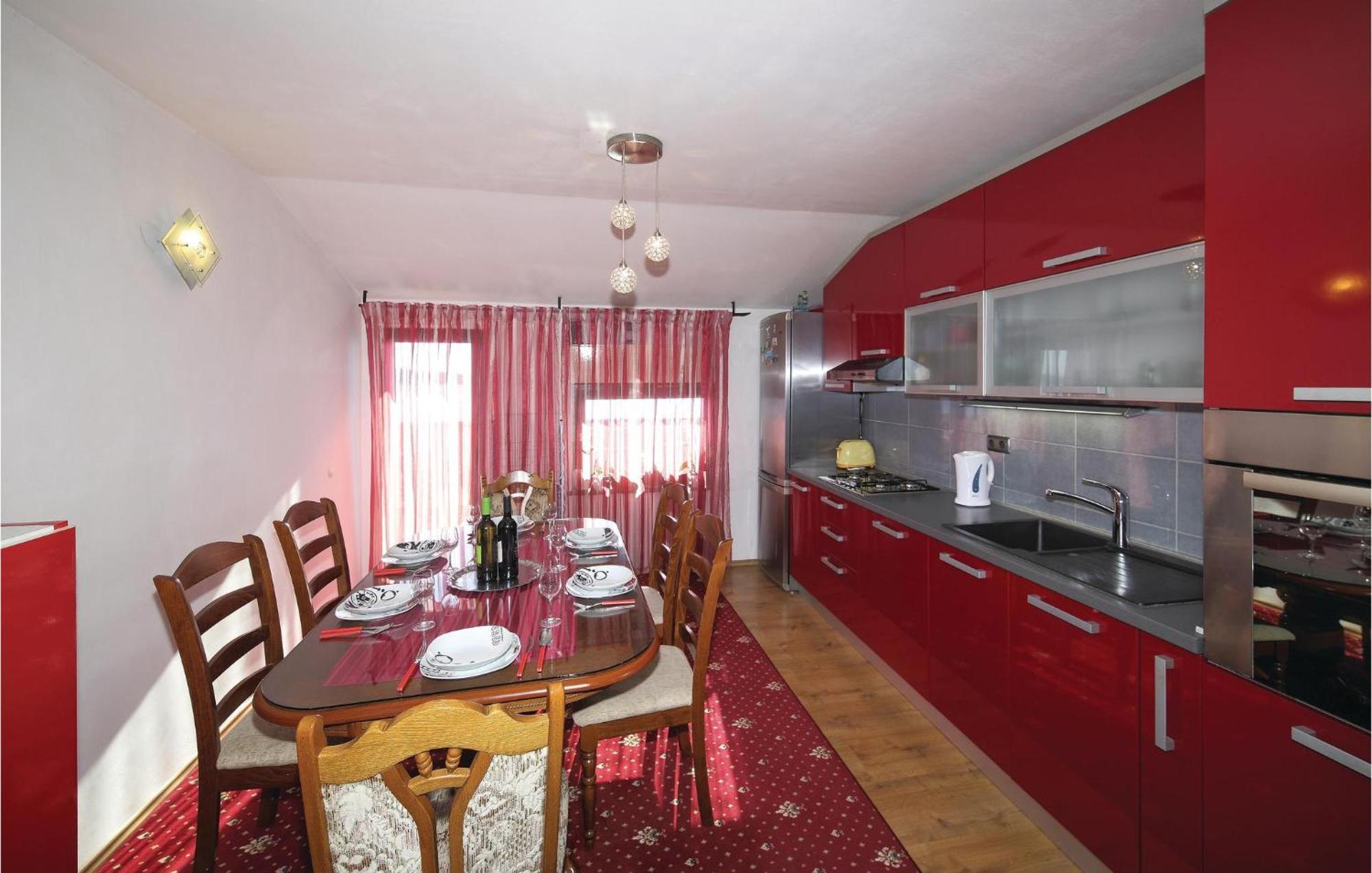 3 Bedroom Cozy Apartment In Kastel Kambelovac Kaštela Екстериор снимка